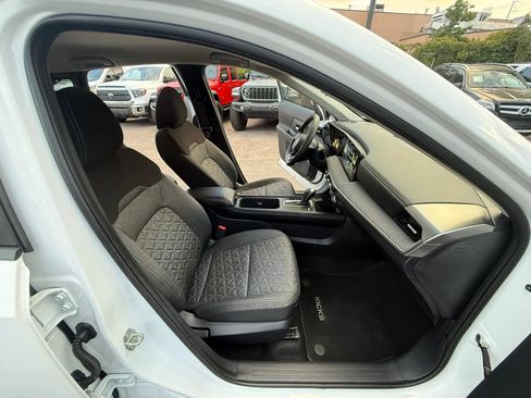 Used 2025 Nissan Kicks SV AWD/4WD image 21