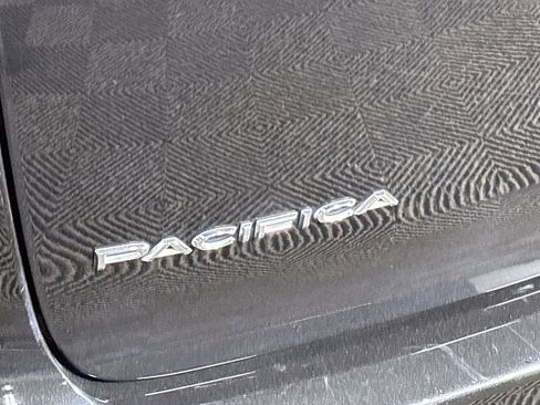 Used 2023 Chrysler Pacifica Touring-L FWD image 22