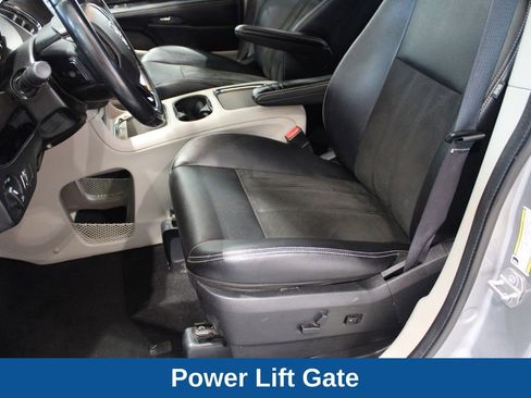 Used 2019 Dodge Grand Caravan SXT image 11