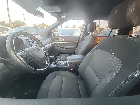 Used 2017 Ford Explorer XLT AWD/4WD image 4