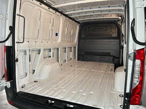 Used 2025 Mercedes-Benz Sprinter 2500 image 18