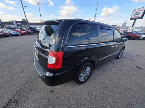 Used 2014 Chrysler Town & Country Touring-L w/ Driver Convenience Group image 62