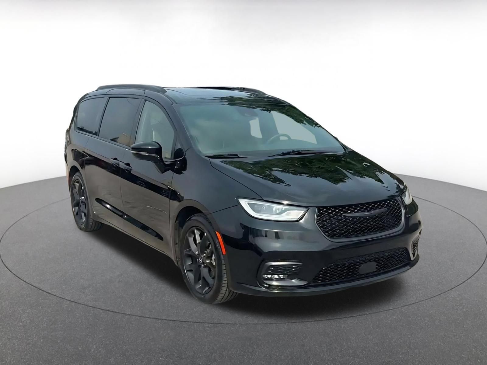 Used 2025 Chrysler Pacifica Limited FWD image 3