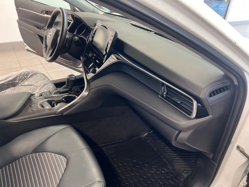 Used 2021 Toyota Camry SE w/ Cold Weather Package image 18