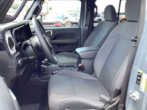 Used 2025 Jeep Wrangler Unlimited Sahara AWD/4WD image 8