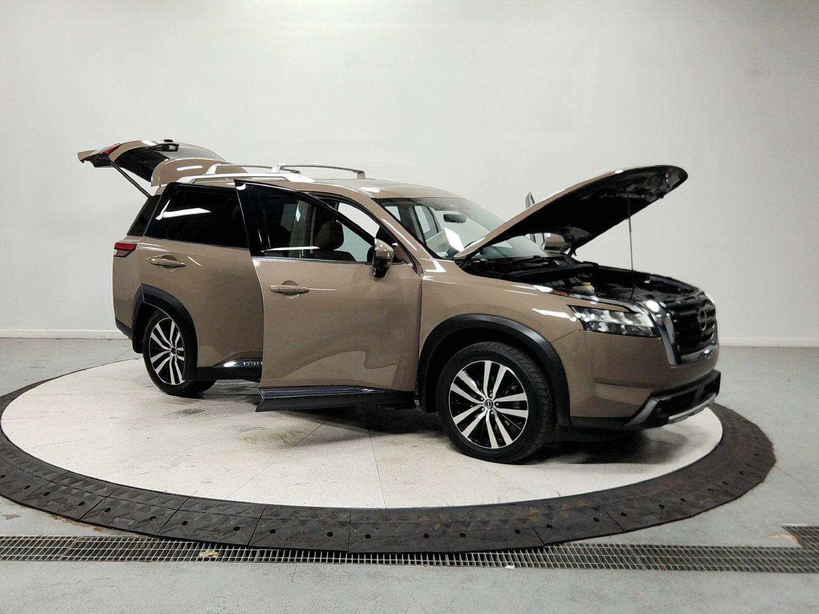 Used 2023 Nissan Pathfinder Platinum w/ Cargo Package AWD/4WD image 10