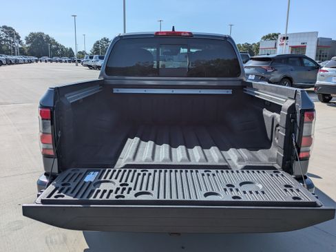 Used 2024 Nissan Frontier SV w/ SV Convenience Package RWD image 5