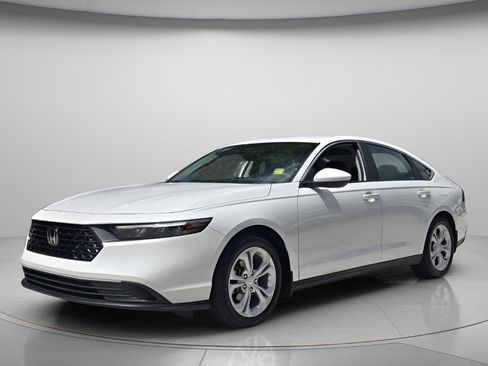 Used 2025 Honda Accord LX image 9