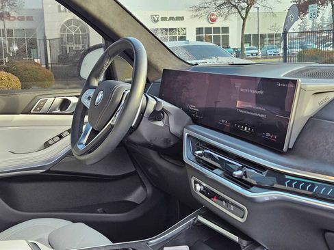 Used 2025 BMW X7 xDrive40i w/ Executive Package image 12