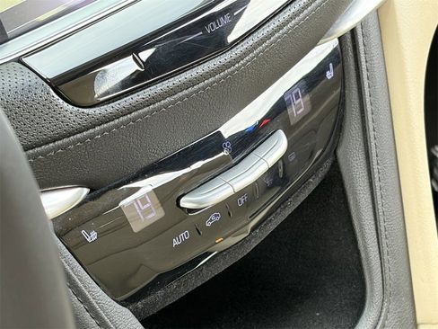 Used 2018 Cadillac XT5 Luxury w/ Driver Awareness Package image 29