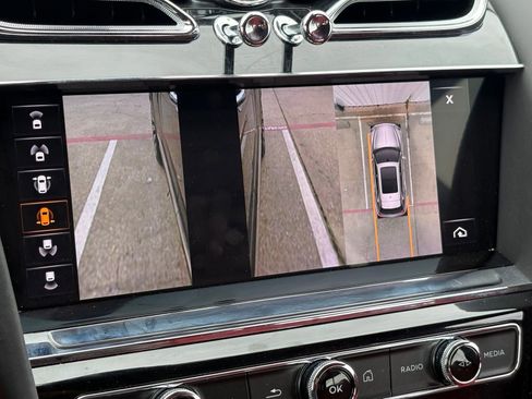 Used 2021 Bentley Bentayga AWD/4WD image 30