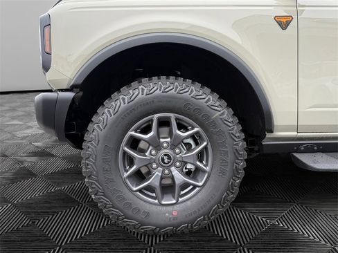 New 2025 Ford Bronco Badlands image 14