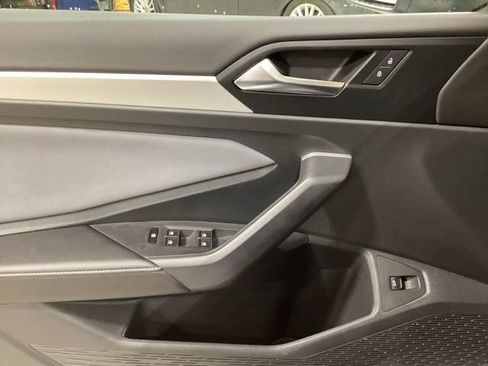 Used 2025 Volkswagen Jetta SE w/ Sunroof Package image 19