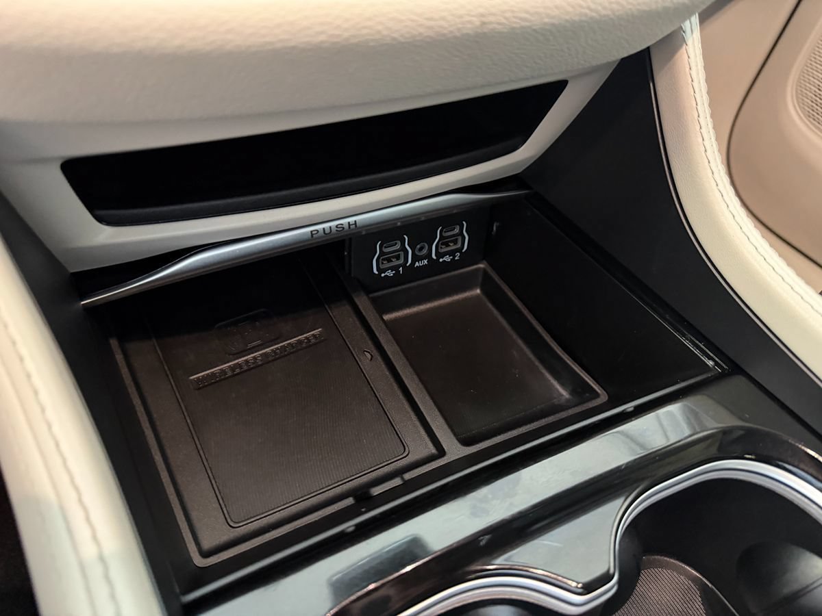 Used 2023 Chrysler Pacifica Limited FWD image 18