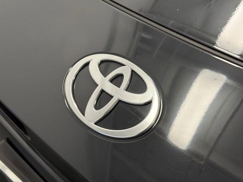 Used 2025 Toyota Camry SE w/ Convenience Package FWD image 11