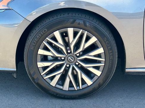 Used 2024 Nissan Altima 2.5 SV FWD image 13
