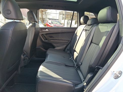 Used 2022 Volkswagen Tiguan SE R-Line image 11