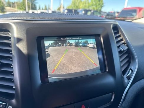 Used 2019 Jeep Cherokee Latitude Plus FWD image 24