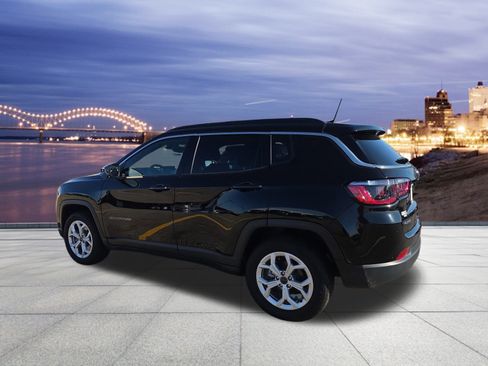 Used 2025 Jeep Compass Latitude image 3