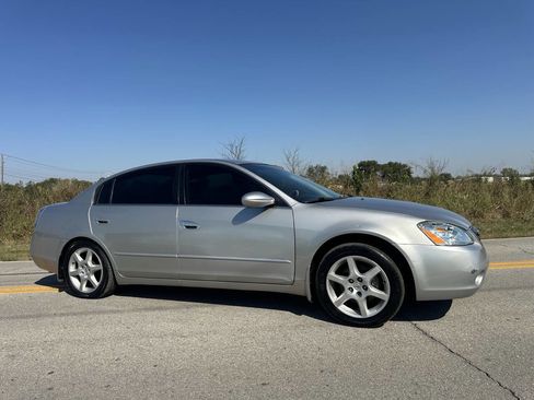 Used 2003 Nissan Altima 3.5 SE image 1