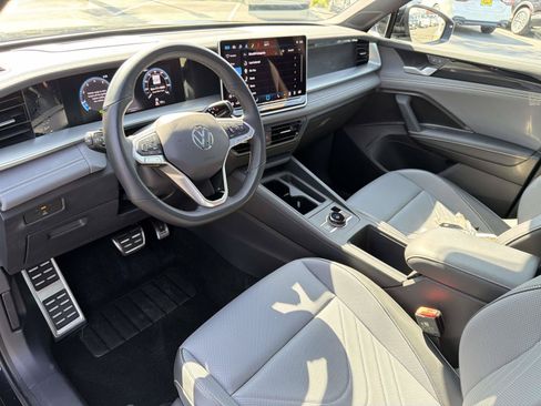 Certified 2025 Volkswagen Tiguan SE R-Line FWD image 30