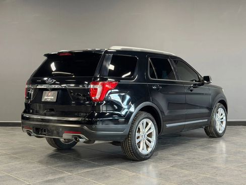 Used 2018 Ford Explorer XLT w/ Equipment Group 202A image 5