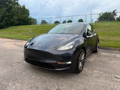Used 2024 Tesla Model Y Long Range AWD/4WD image 1