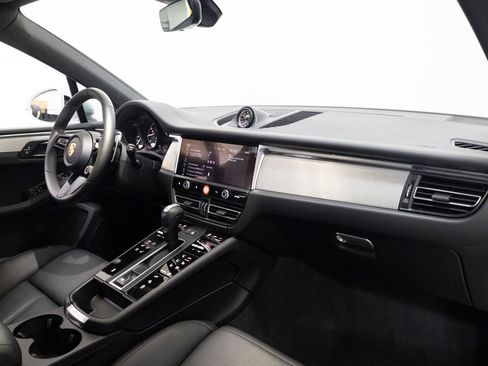 Certified 2026 Porsche Macan AWD/4WD image 32
