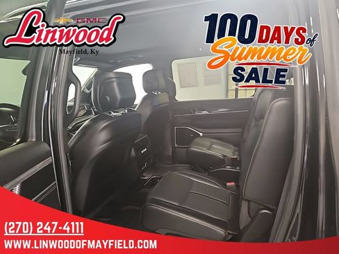 Used 2022 Jeep Wagoneer Series III w/ Premium Group I AWD/4WD image 11