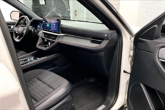 Used 2025 Ford Explorer ST-Line w/ ST-Line Street Pack AWD/4WD image 19