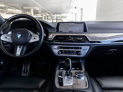 Used 2020 BMW 740i w/ M Sport Package RWD image 11