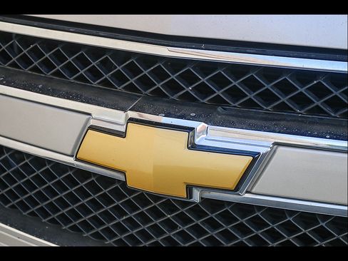 Used 2013 Chevrolet Suburban LT RWD image 4