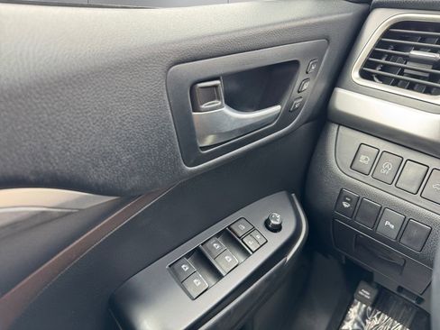 Certified 2018 Toyota Highlander Limited w/ Carpet Mat Package (TMS) AWD/4WD image 11