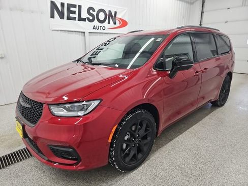 New 2026 Chrysler Pacifica Select w/ S Appearance Package image 4