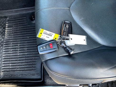 Used 2021 Toyota Highlander Platinum image 32