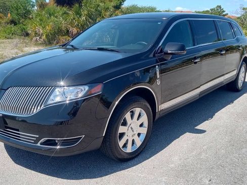 Used 2014 Lincoln MKT AWD image 2