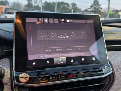 Used 2024 Jeep Compass Latitude image 15