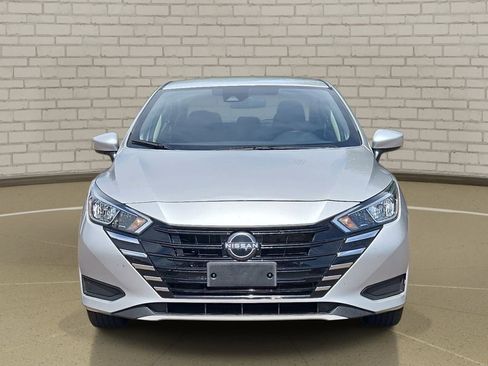 Used 2023 Nissan Versa SV image 2