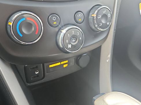 Used 2022 Chevrolet Trax LT w/ LT Convenience Package AWD/4WD image 16