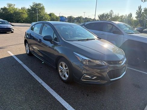 Used 2018 Chevrolet Cruze LT w/ Convenience Package FWD image 3
