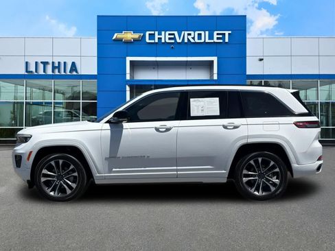 Used 2024 Jeep Grand Cherokee Overland AWD/4WD image 5