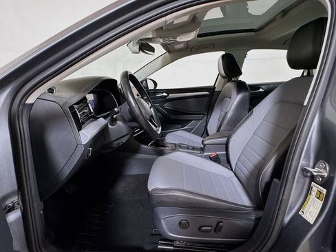 Used 2025 Volkswagen Jetta SE FWD image 18