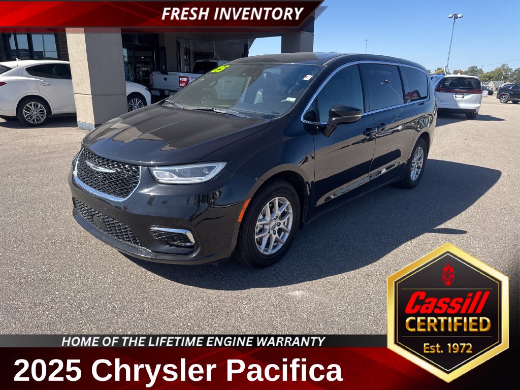 Used 2025 Chrysler Pacifica Select FWD image 1
