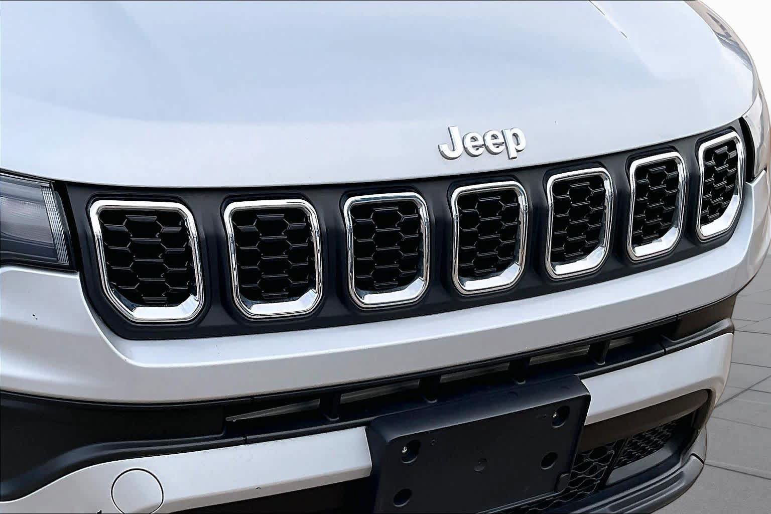 Used 2024 Jeep Compass Latitude AWD/4WD image 29