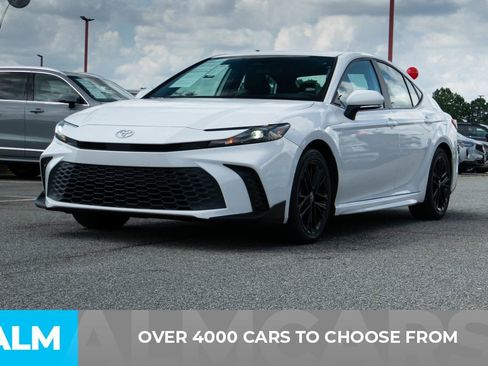Used 2025 Toyota Camry SE image 2