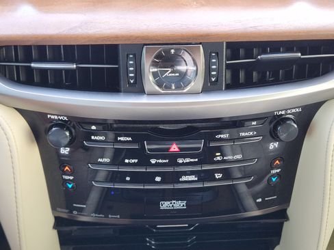 Used 2021 Lexus LX 570 4WD w/ Luxury Package image 12