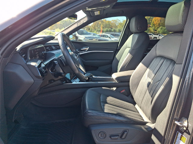 Used 2023 Audi e-tron Premium Plus w/ Premium Plus Package AWD/4WD image 2