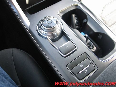 Used 2020 Ford Fusion SE FWD image 23