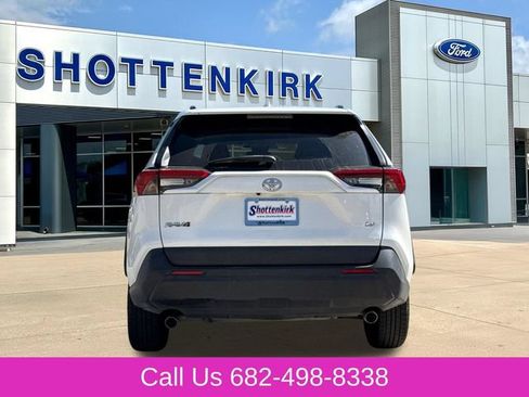 Used 2019 Toyota RAV4 LE FWD image 5