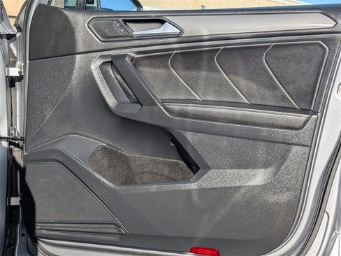 Used 2024 Volkswagen Tiguan SE image 32